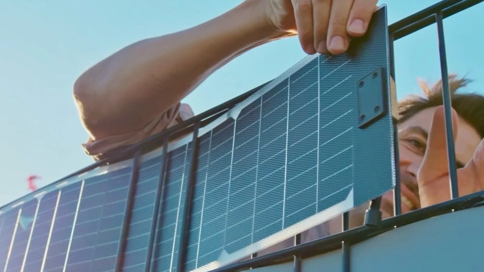 Paneles solares flexibles en la valla: así funciona SUNBOOSTER VERTICAL+